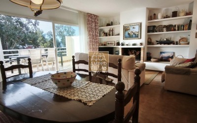 Amplio bungalow con piscina y pista de tenis comunitarios al lado del club de Golf.